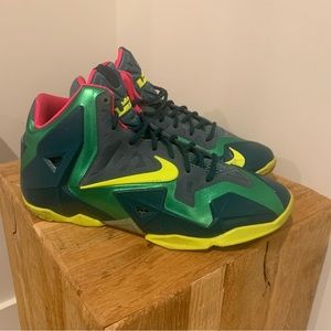 Lebron 11 T Rex Great condition. size 6.5 Y. 621712-300.